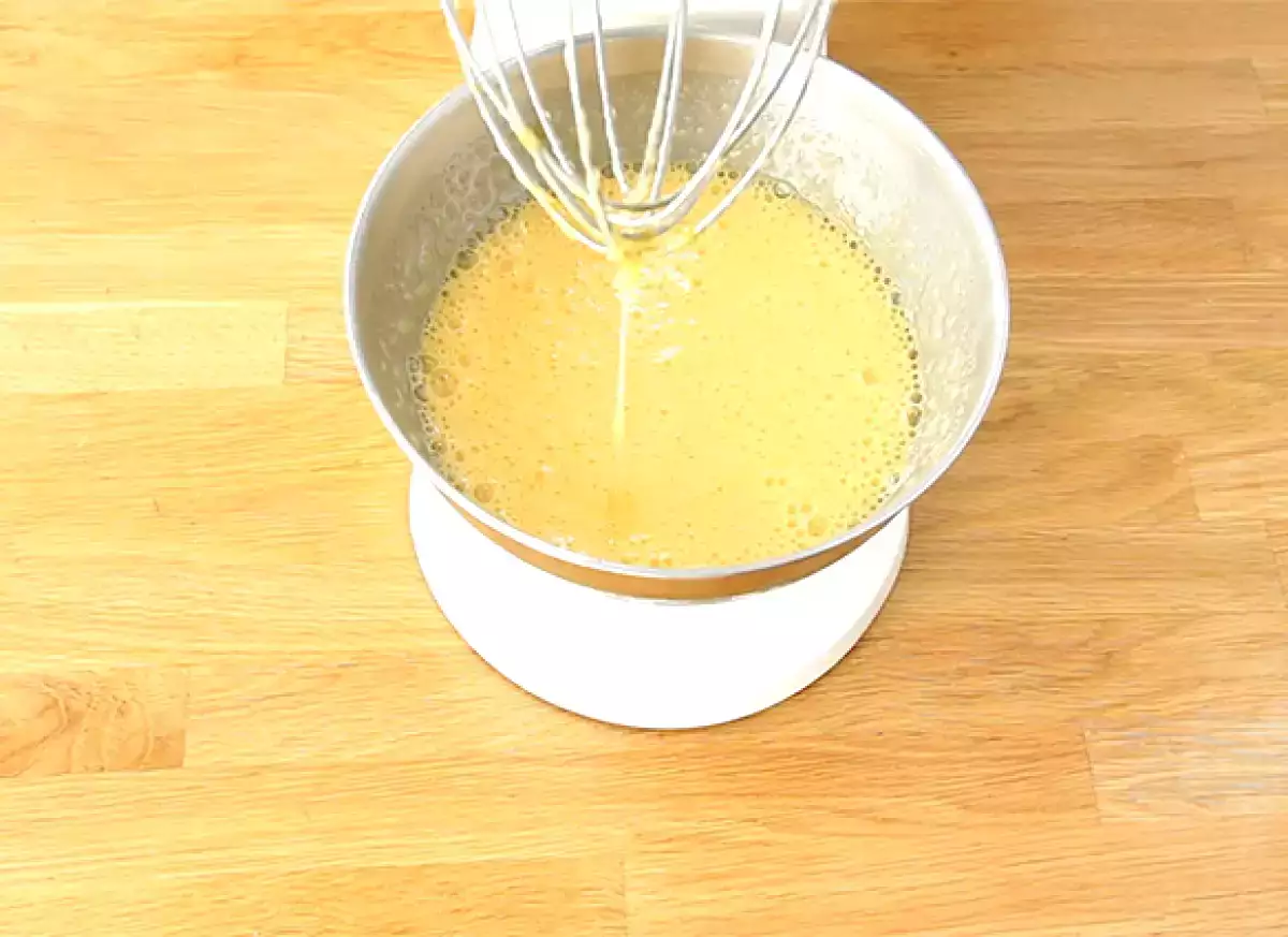 Fase 1: sbattere uova e zucchero