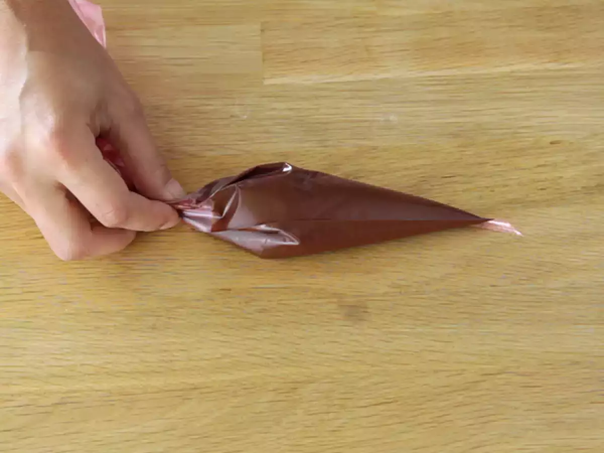 Fase 2: trasferire il cioccolato nella sac à poche