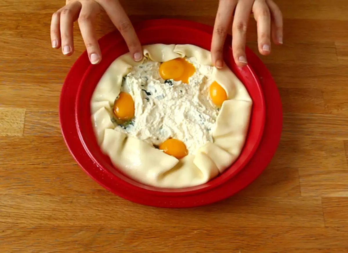 6. Inserire i tuorli e chiudere la base