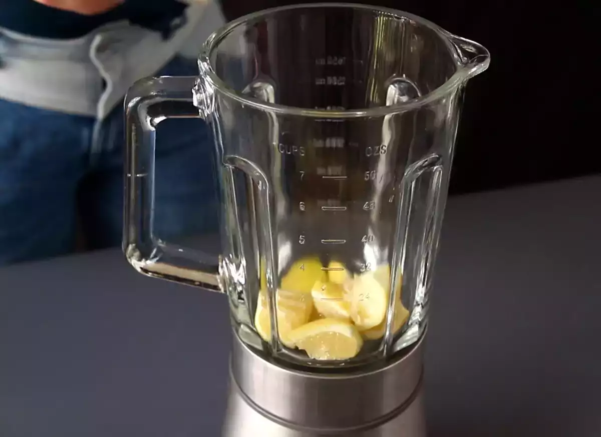 Tagliare il limone e rimuovere i semi