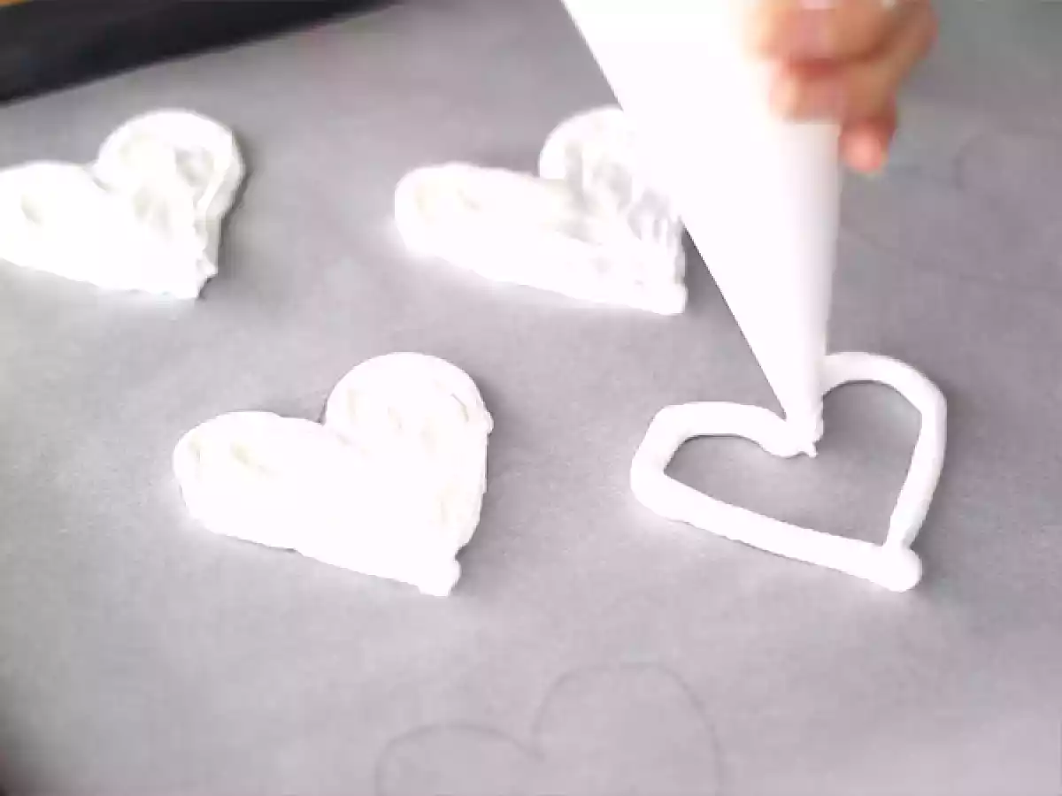 2. Formare i cuori di meringa