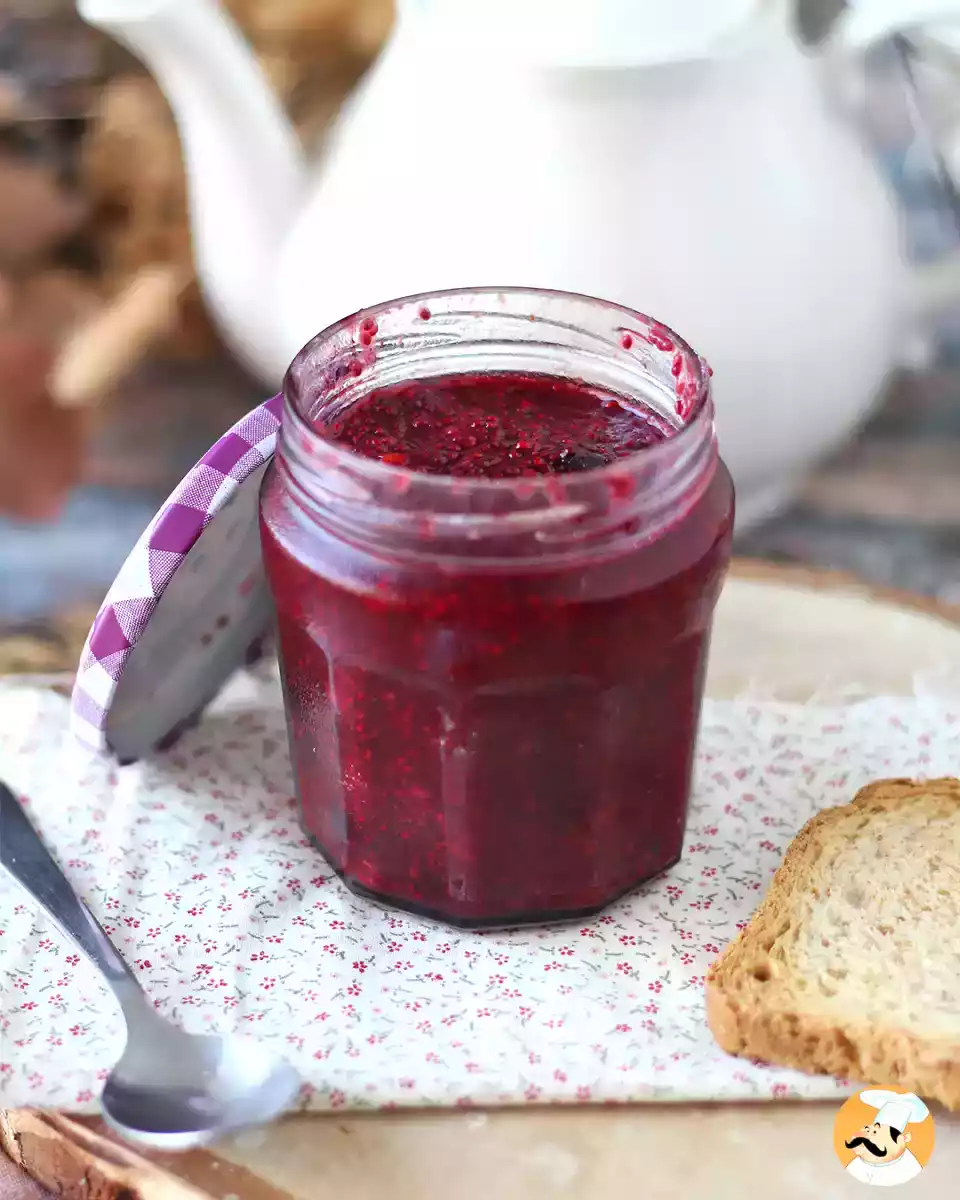 Confettura ai frutti di bosco e semi di chia