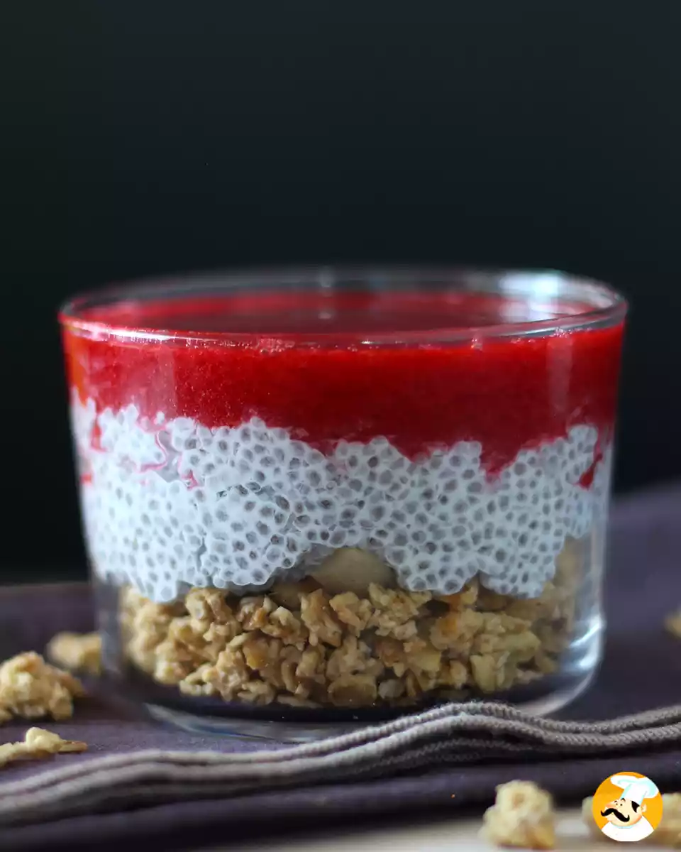 Pudding di chia al latte di cocco, lamponi e granola