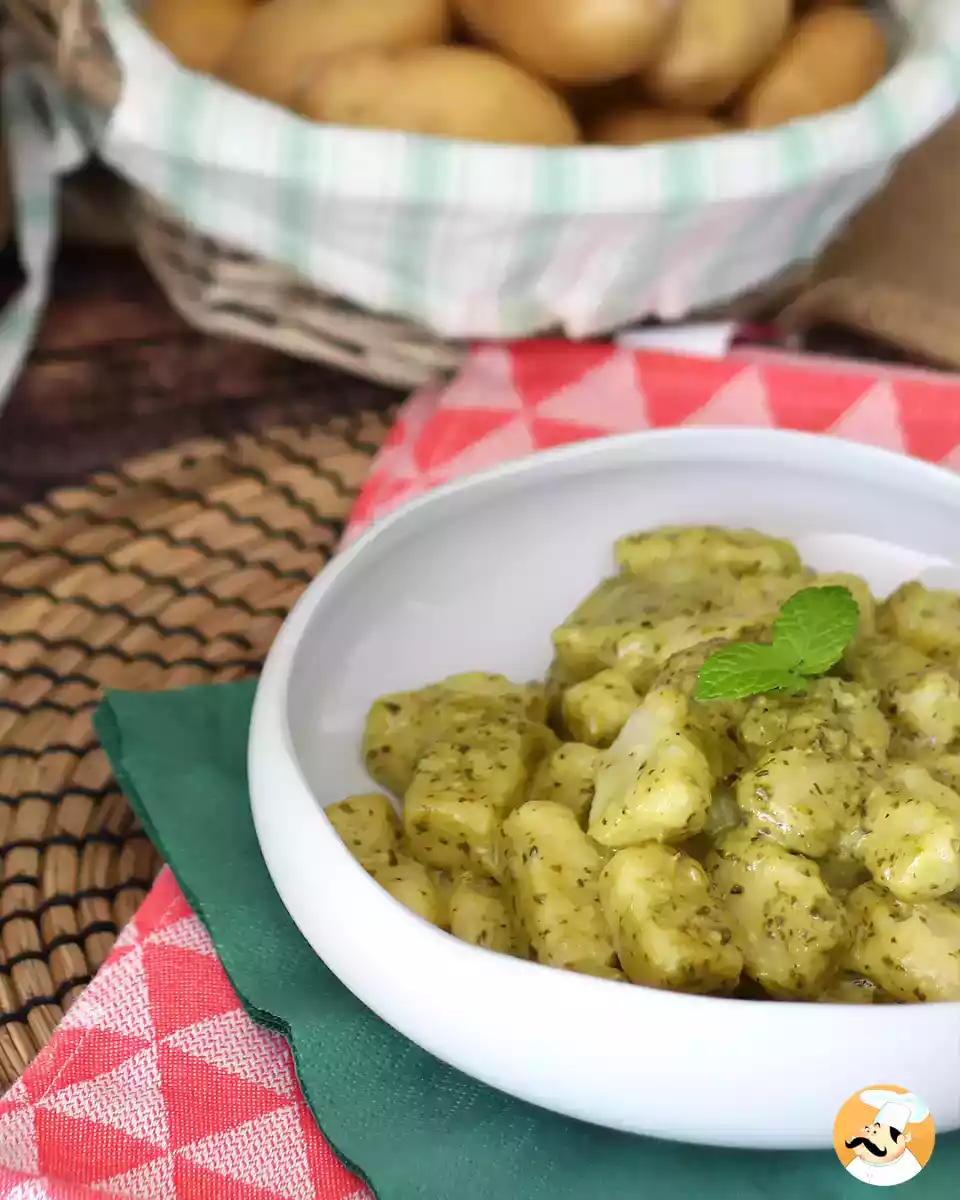 Gnocchi di patate fatti in casa con salsa al pesto