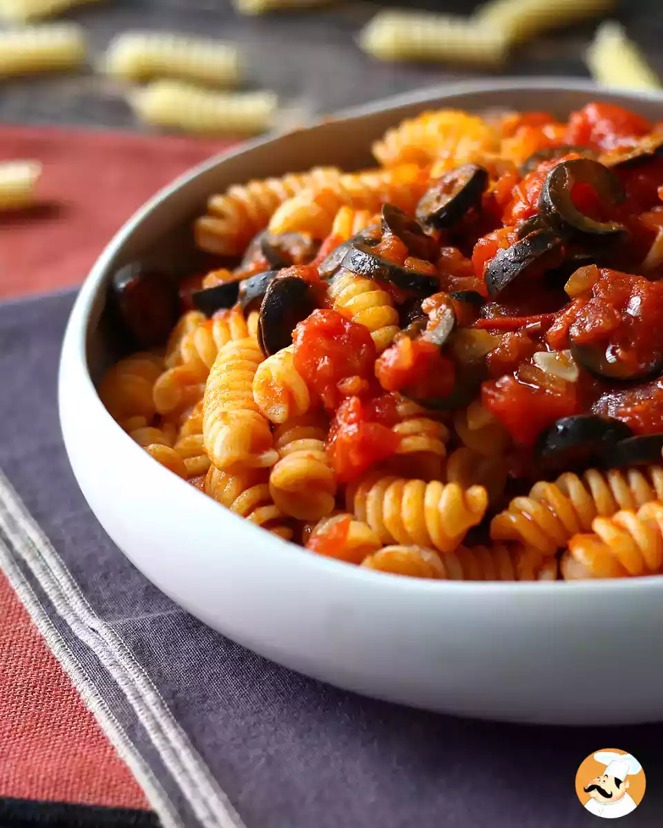 5. Pasta con sugo alle olive