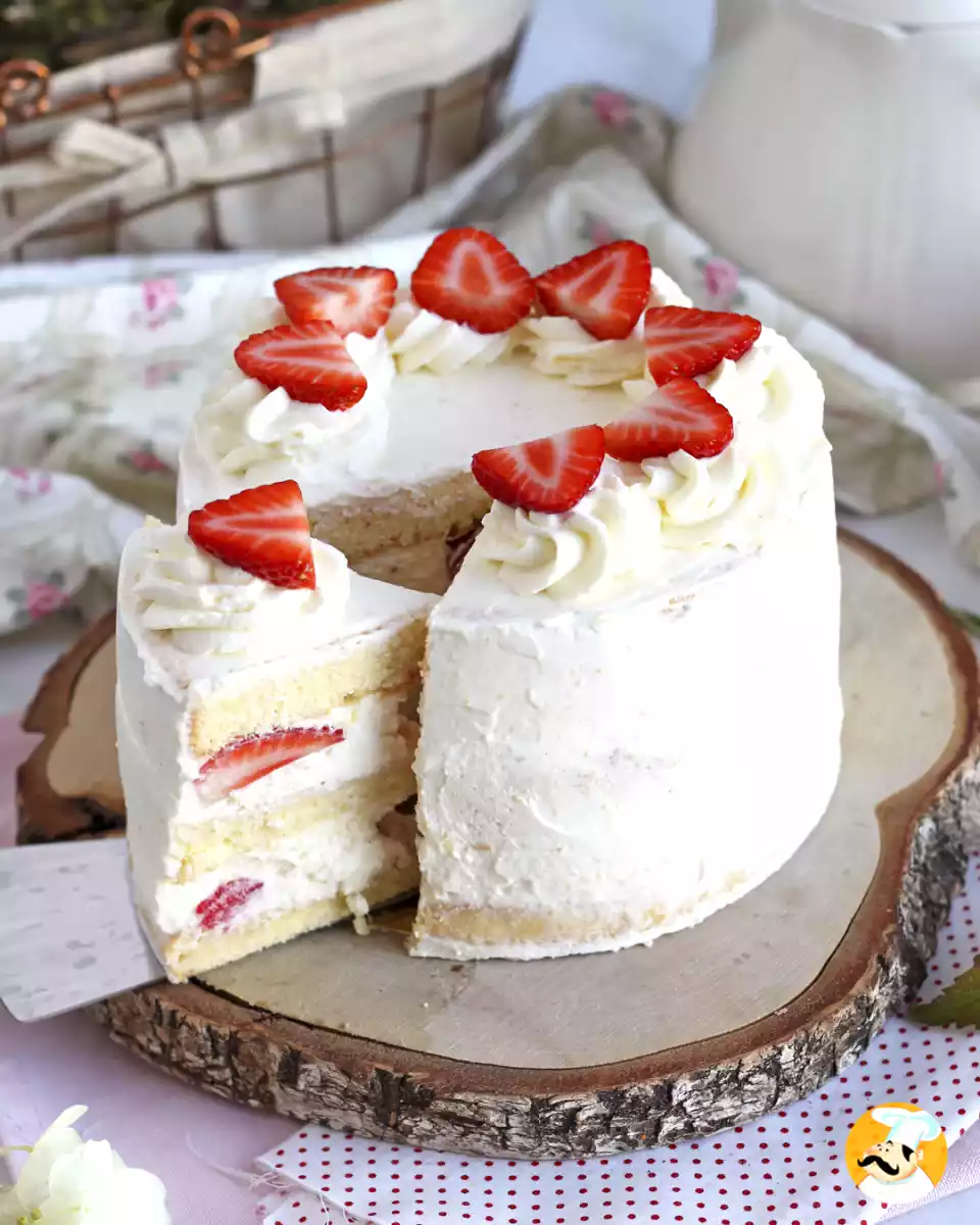 Layer cake alle fragole con crema al mascarpone