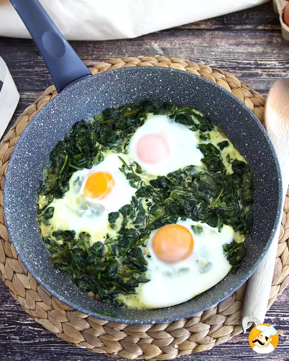 Spinaci cremosi in padella con uova
