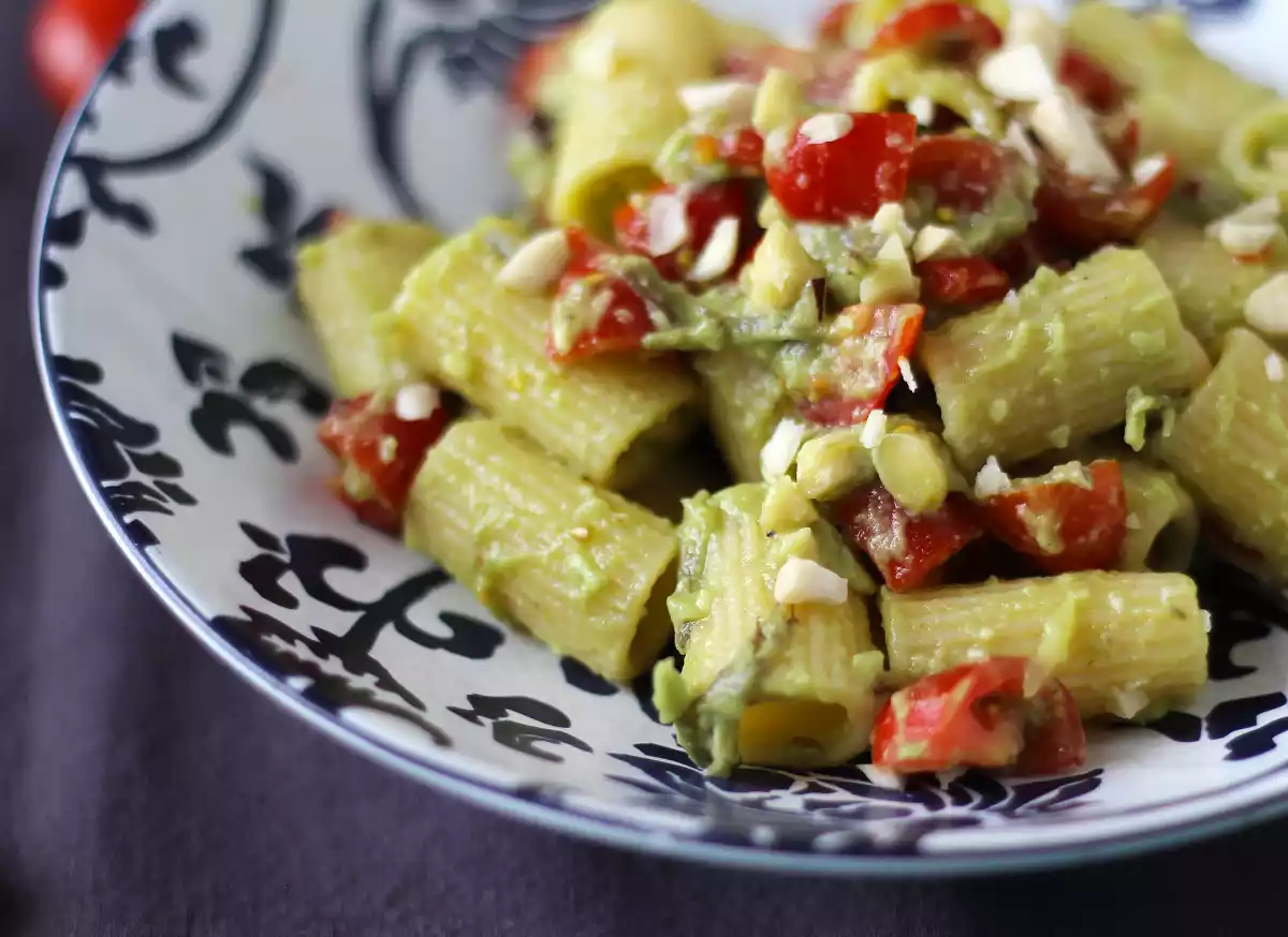 3. Insalata di pasta con crema di avocado, mandorle e pomodori ciliegini