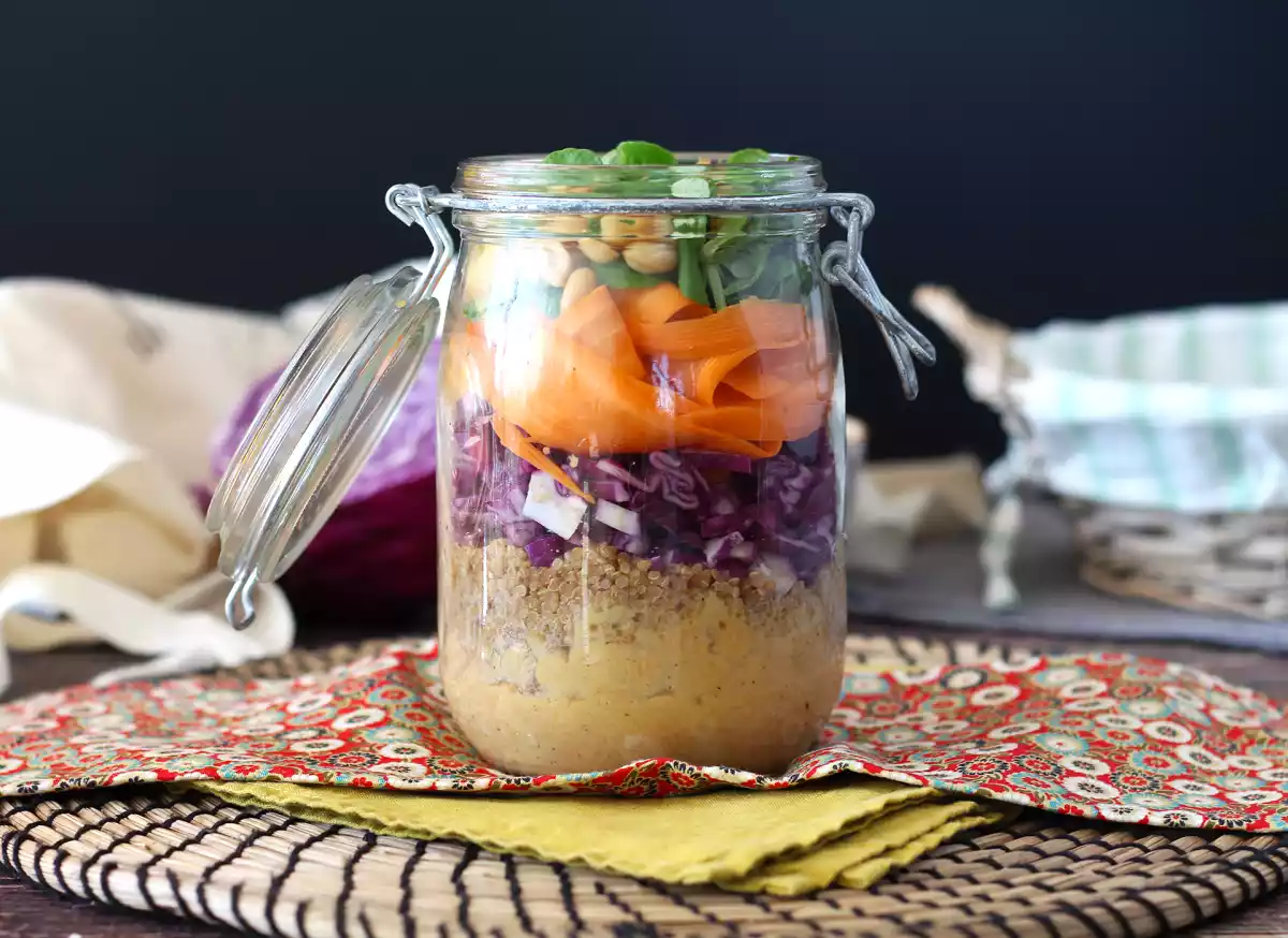 Insalata vegetariana in barattolo