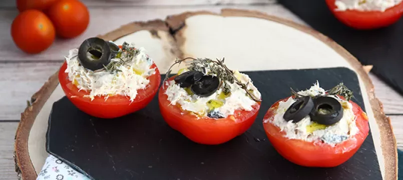 Pomodori ripieni con tonno, formaggio fresco e olive nere