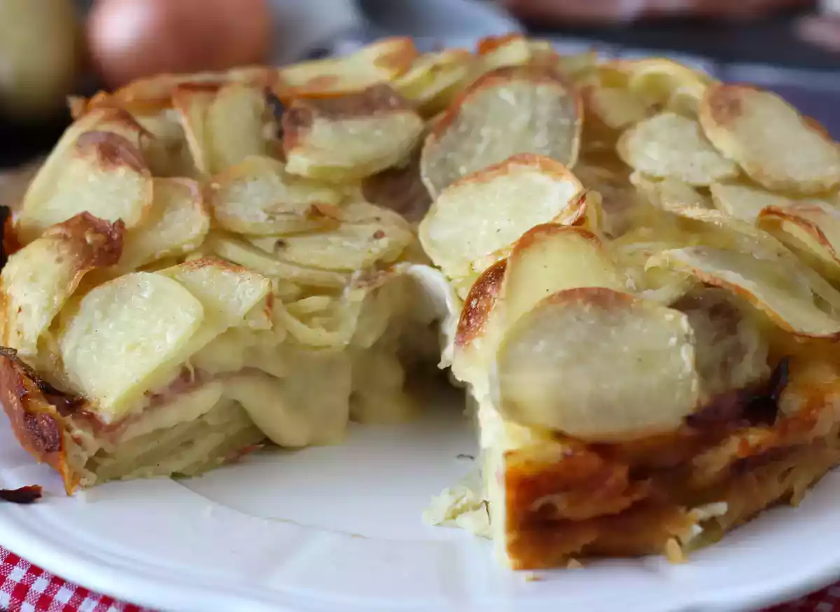 3. Torta di patate con prosciutto crudo e scamorza: sapore rustico a prova di distrazione