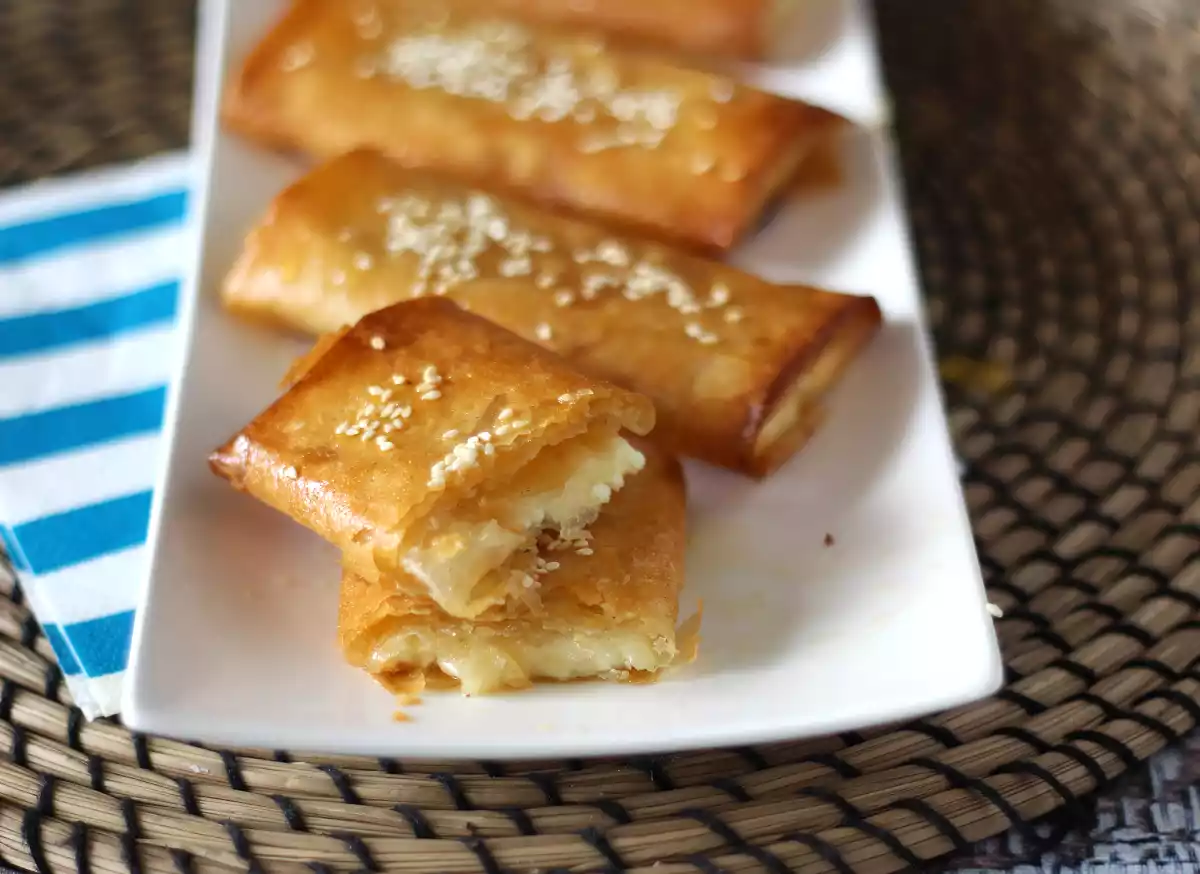 8. Feta saganaki al forno: il tocco greco che si fa da sé