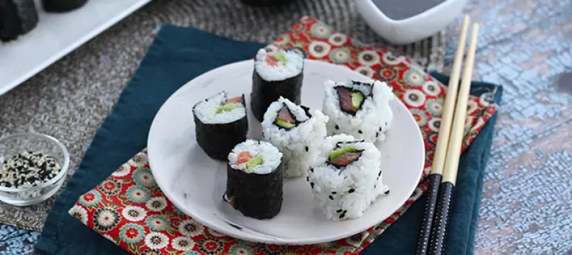 Maki di salmone e avocado