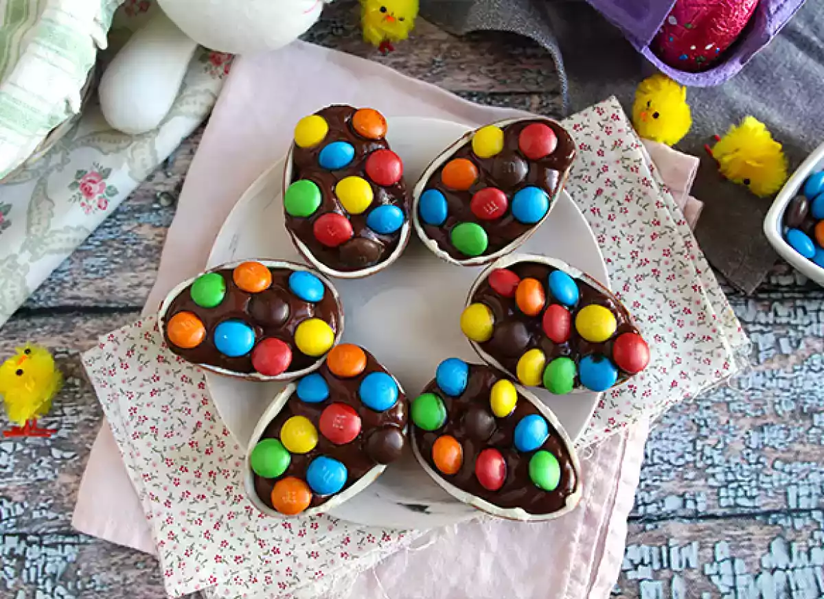 1. Ovetti di Pasqua ripieni con crema al cioccolato e m&m's