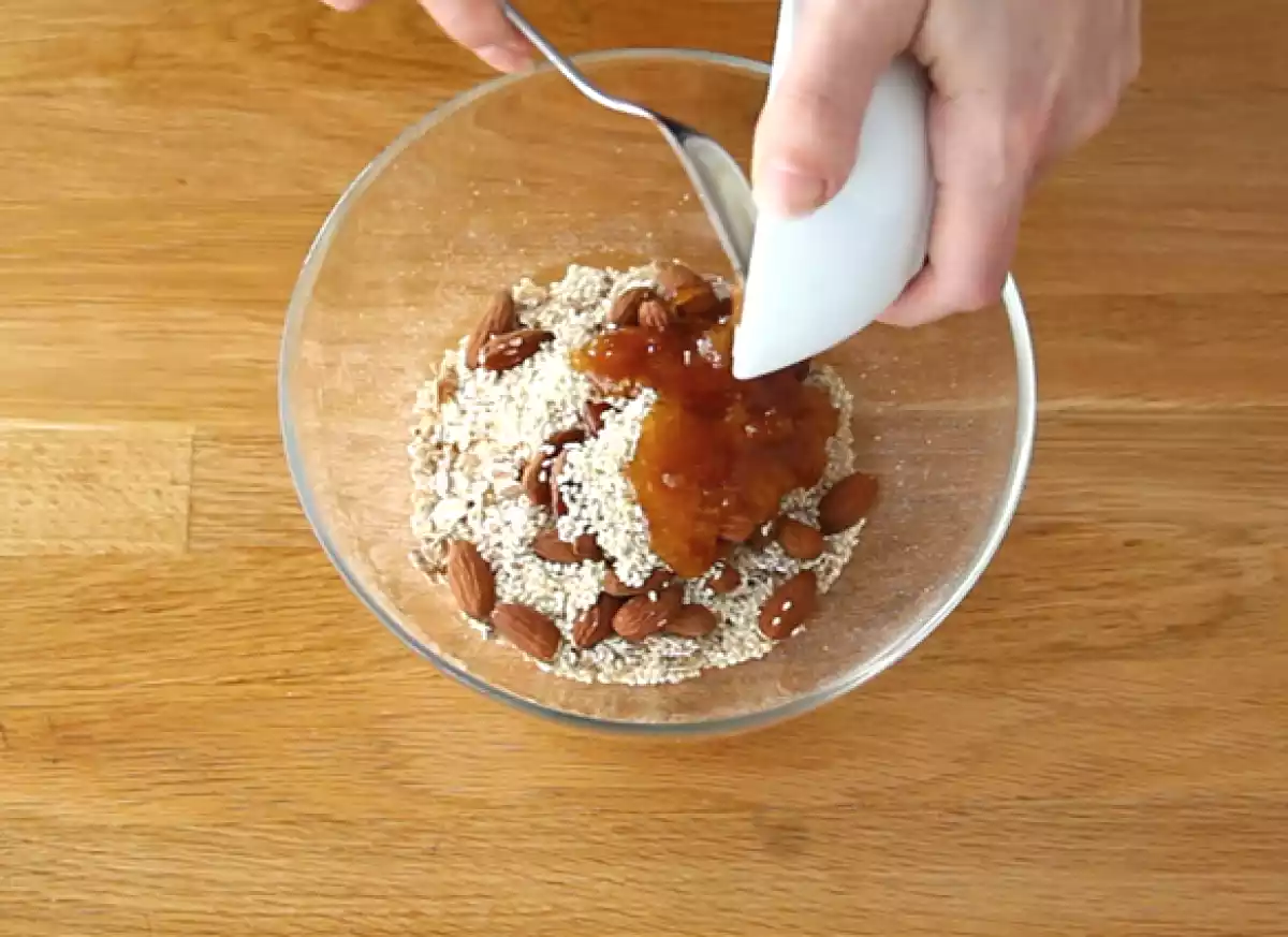 2. Unire gli ingredienti umidi