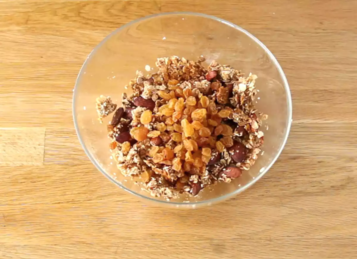 5. Raffreddare e aggiungere l'uvetta