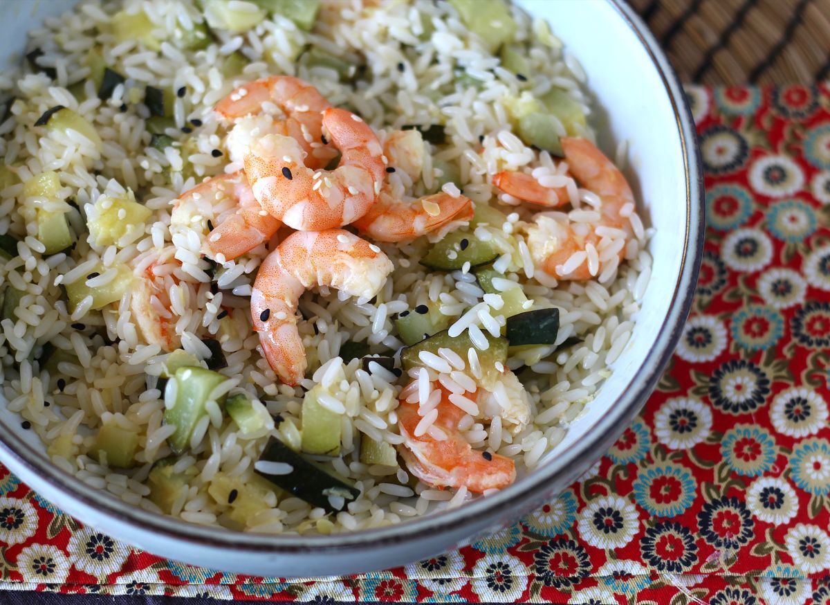5. Insalata di riso con gamberetti, zucchine e zenzero: leggera, fresca e pronta in anticipo