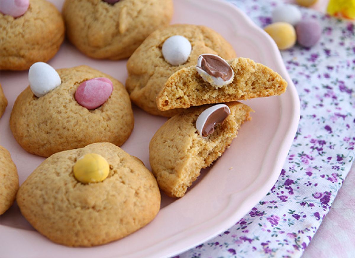3. Biscotti con ovetti di cioccolato: semplici, golosi e anti-spreco