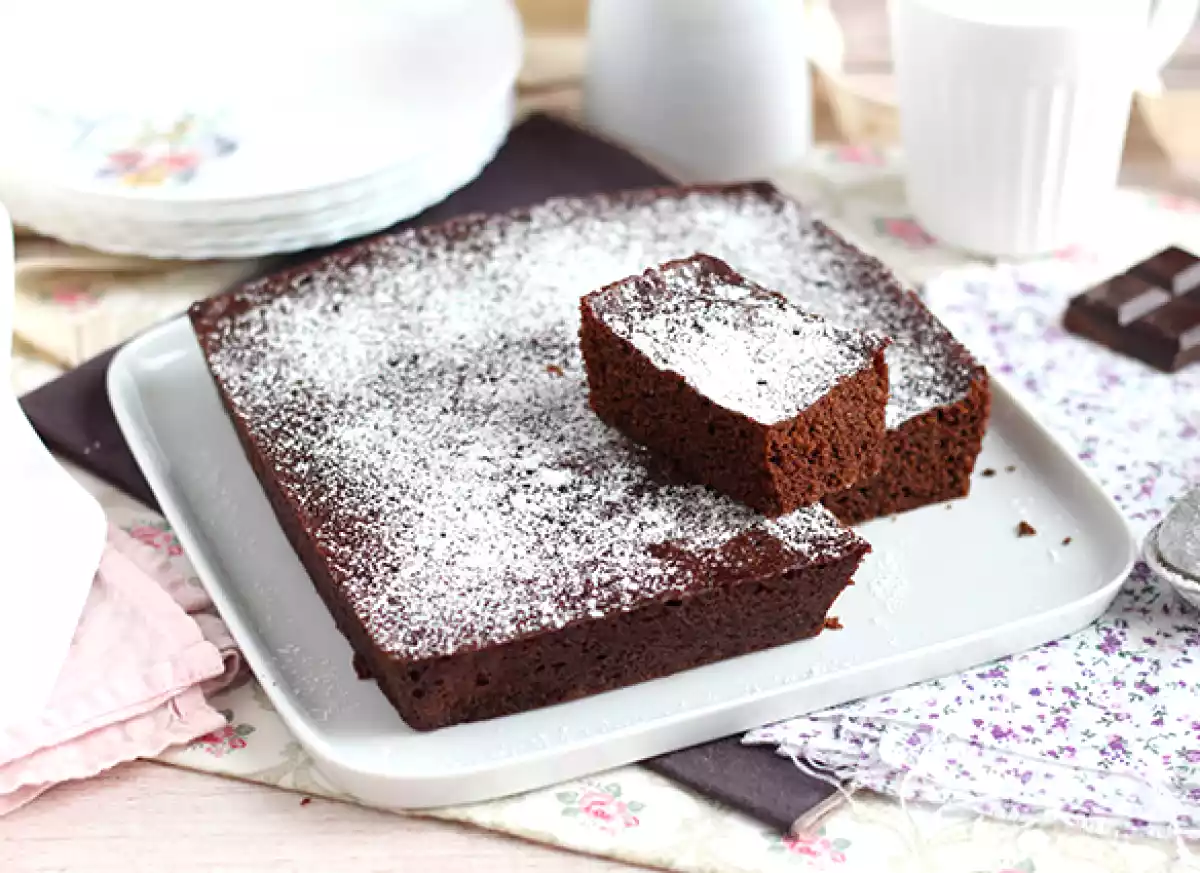 4. Torta al cioccolato al microonde: la salvezza last minute (con il cioccolato delle uova!)