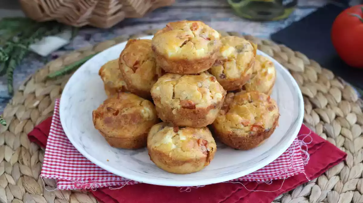 1. Muffin salati con tonno, pomodoro e feta
