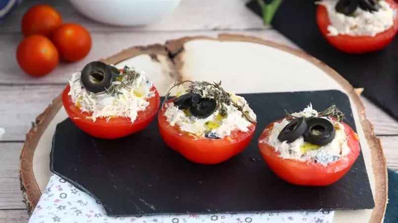 6. Pomodori ripieni con tonno, formaggio fresco e olive nere