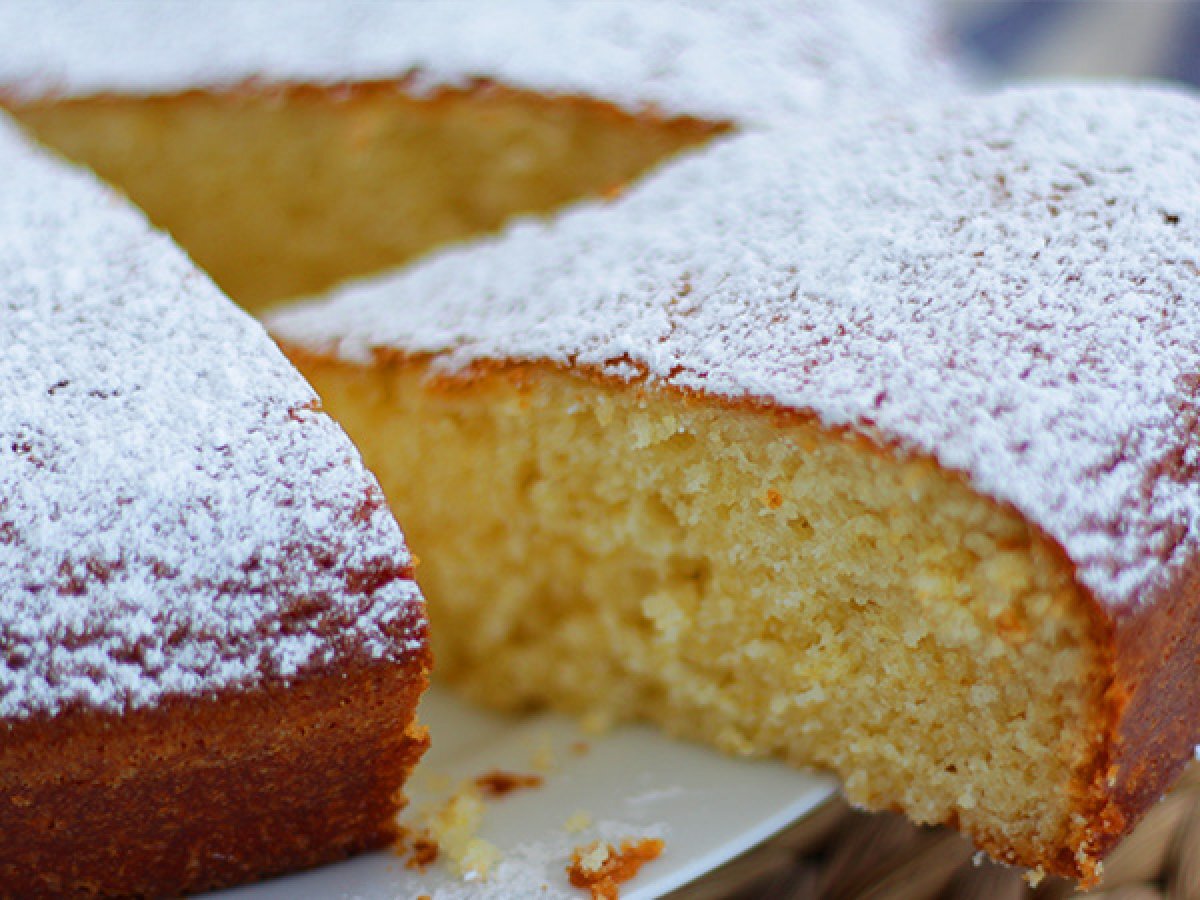 1. Torta soffice allo yogurt: il dolce salva-frigo perfetto