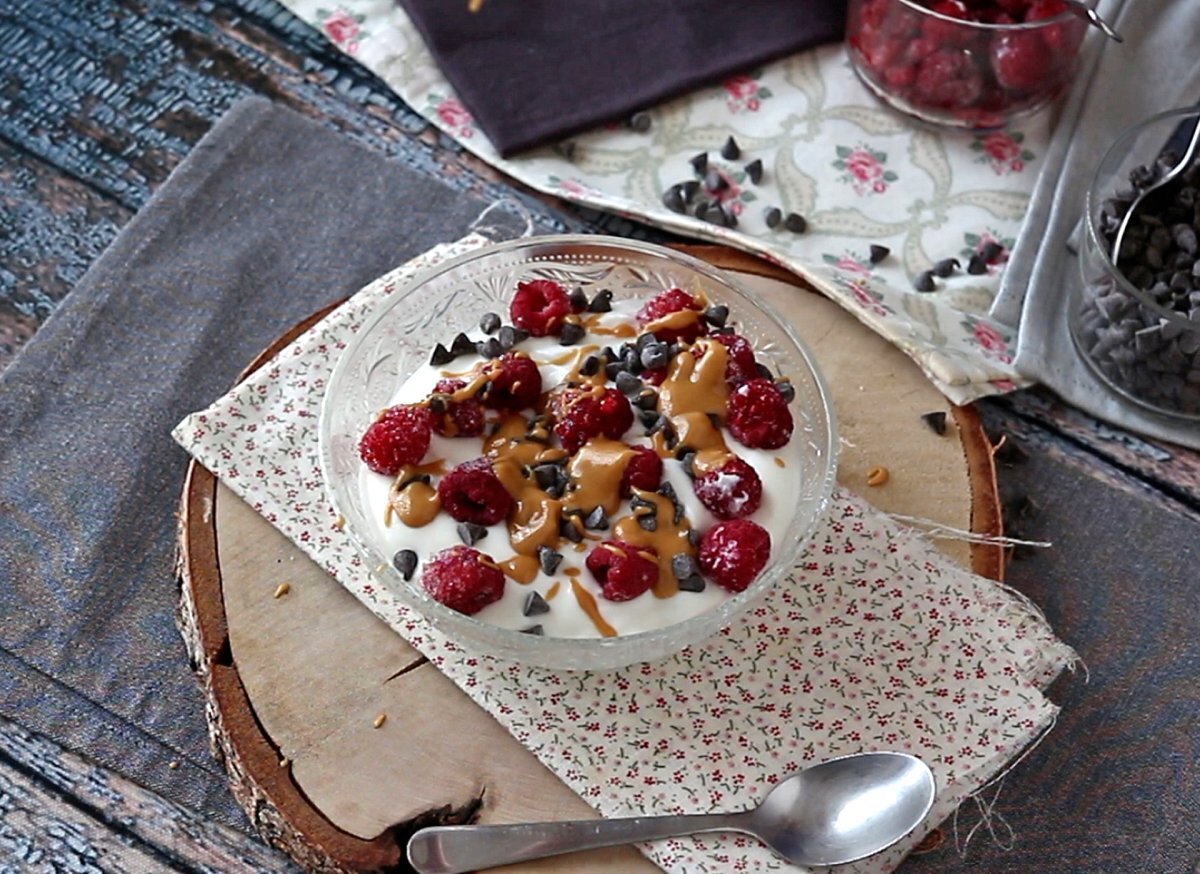 5. Skyr Bowl con frutti rossi, burro di arachidi e cioccolato