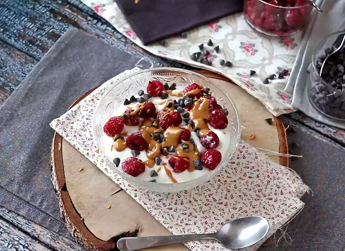 5. Skyr Bowl con frutti rossi, burro di arachidi e cioccolato