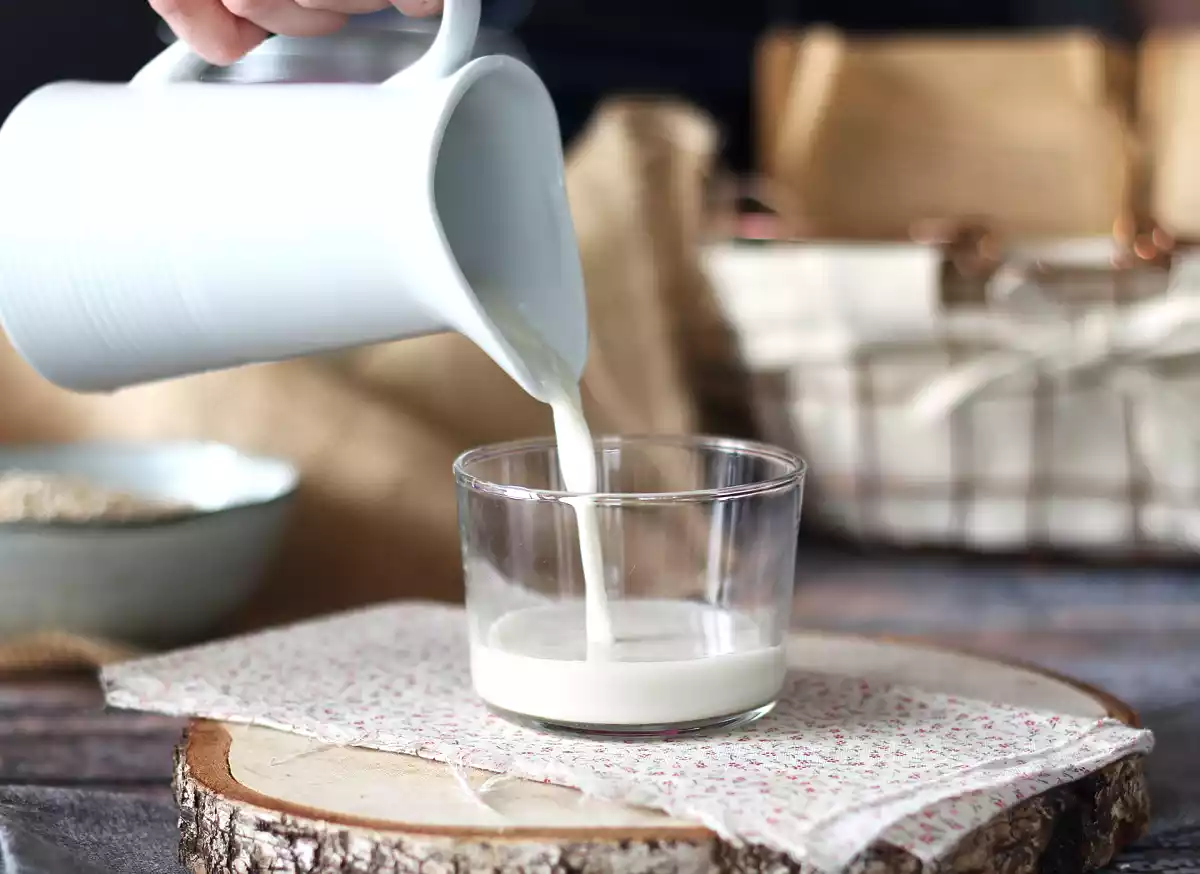 La preparazione del latte d'avena fatto in casa