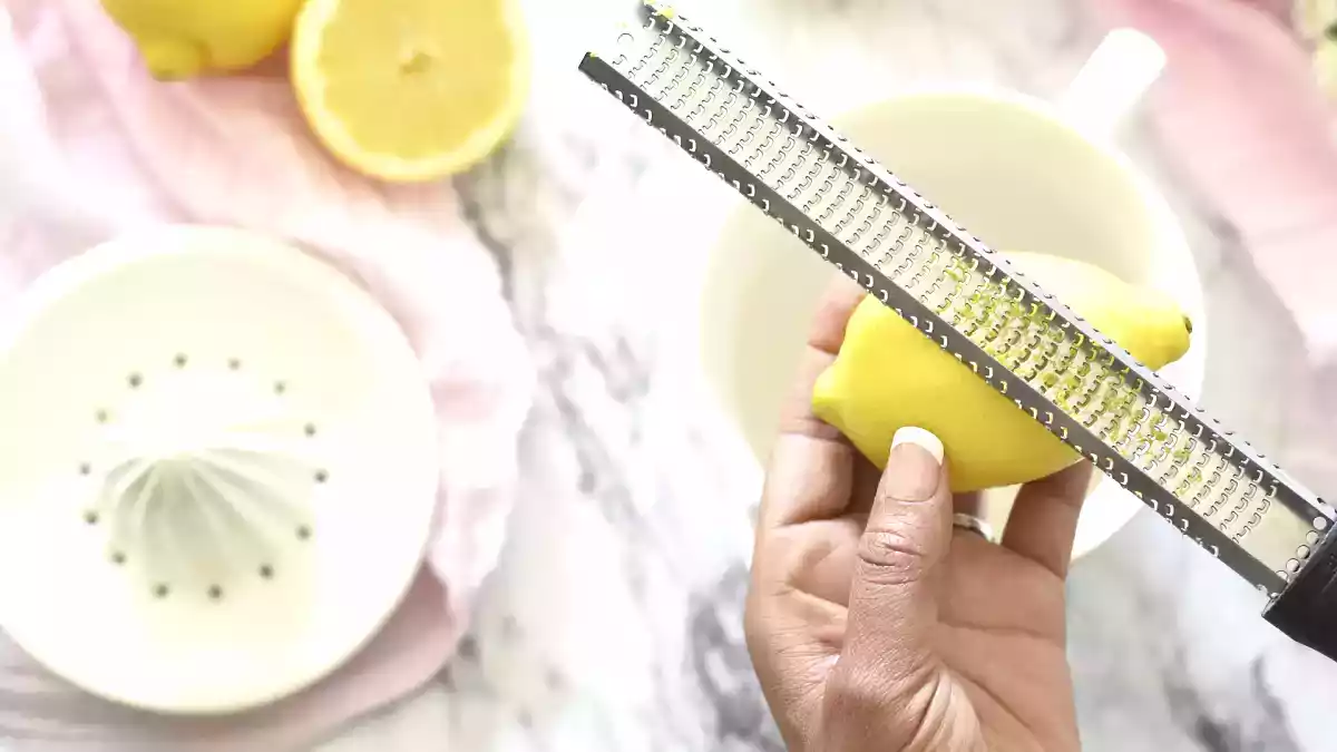 Non buttate via la buccia di limone, ma usatela per beneficiare delle sue incredibili proprietà nutrizionali.