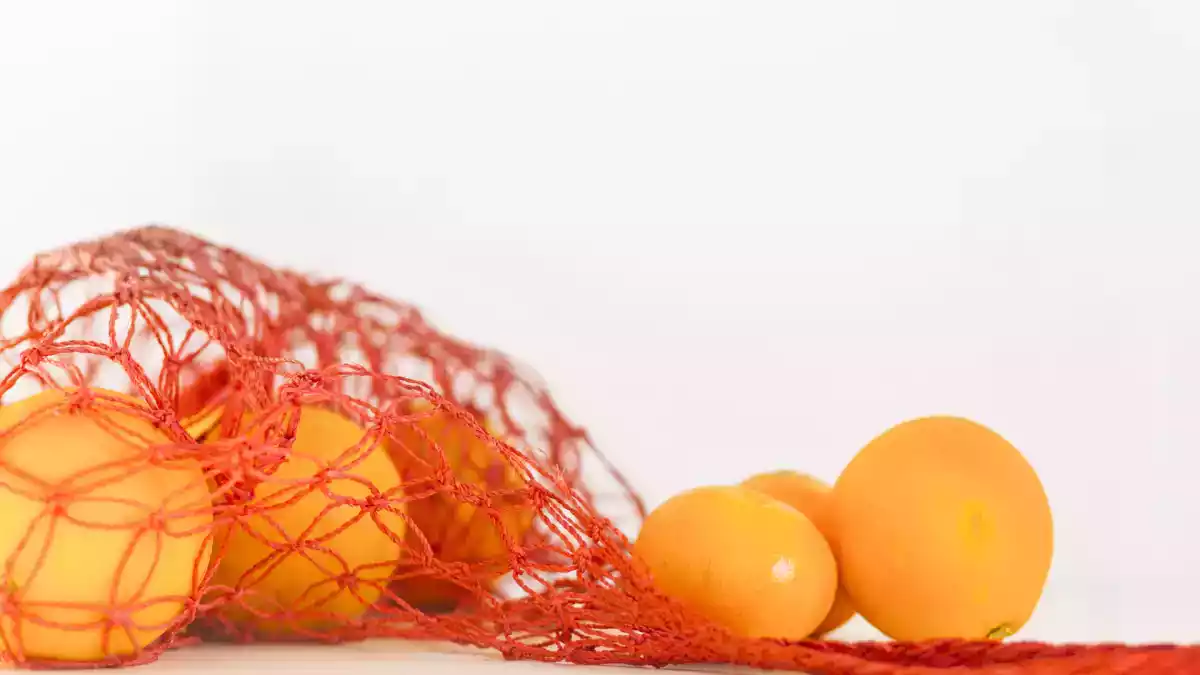 Il segreto delle reti colorate su frutta e verdura del supermercato