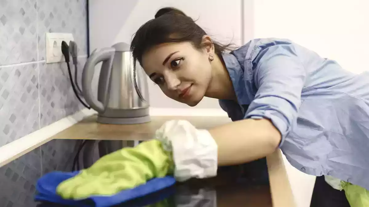 Perché la muffa compare in cucina senza che ve ne accorgiate e cosa fare per prevenirla prima che diventi un problema.