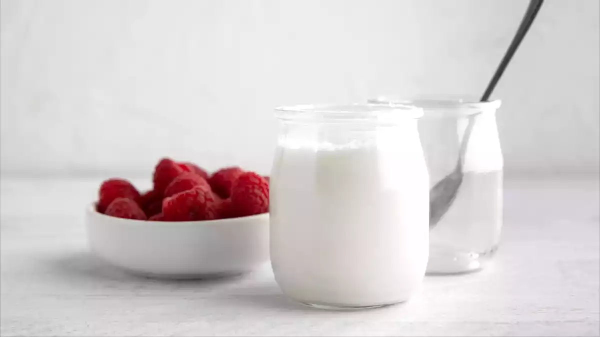 Yogurt classico o vegetale? La sfida nel frigo è appena cominciata!