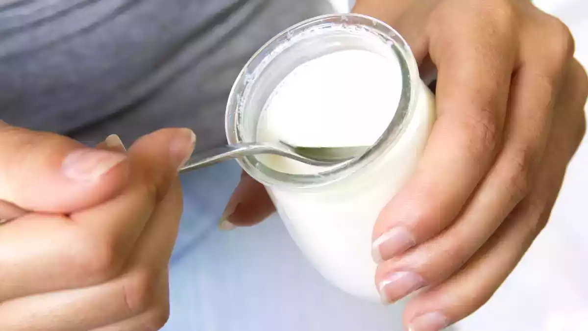 Quel liquido nello yogurt è oro puro: ecco perché non buttarlo