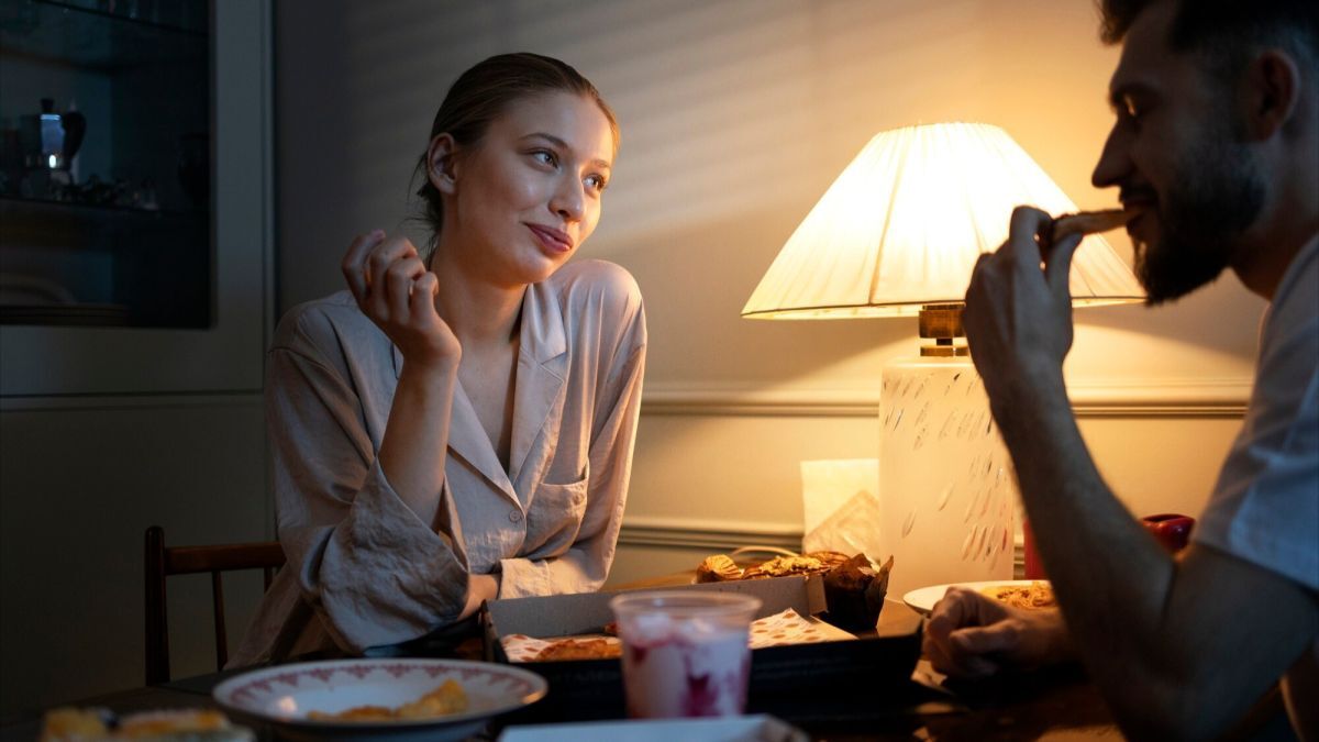 Mangiare tardi la sera fa davvero ingrassare?