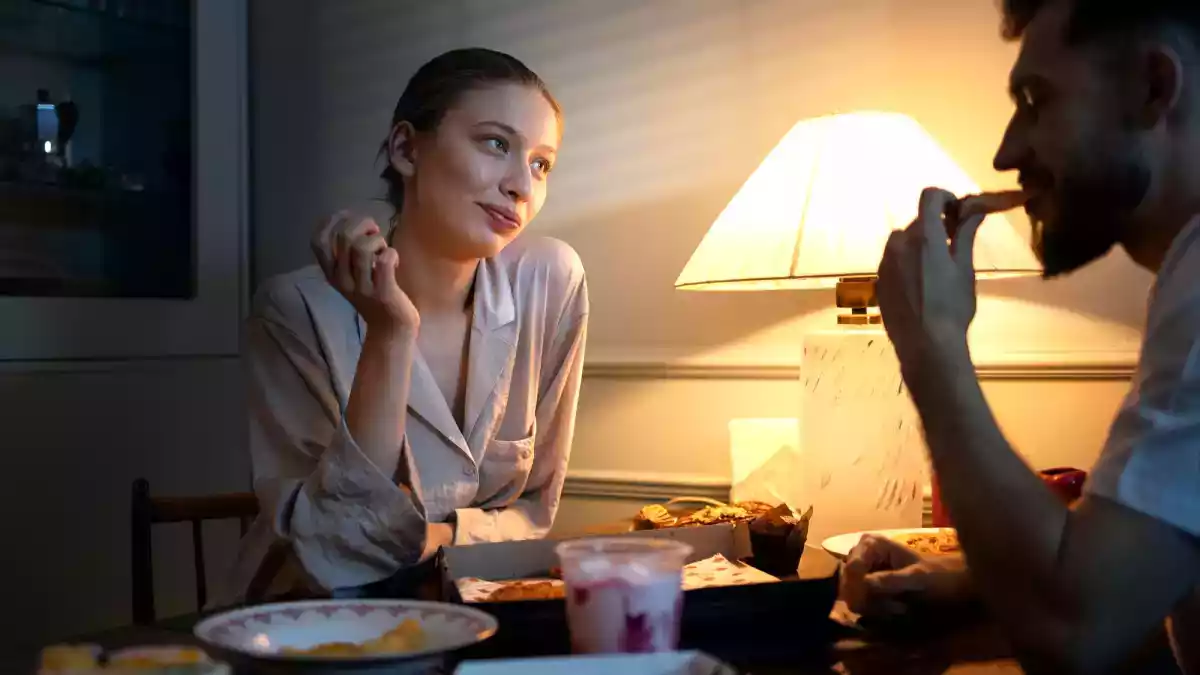 Mangiare tardi la sera fa davvero ingrassare?
