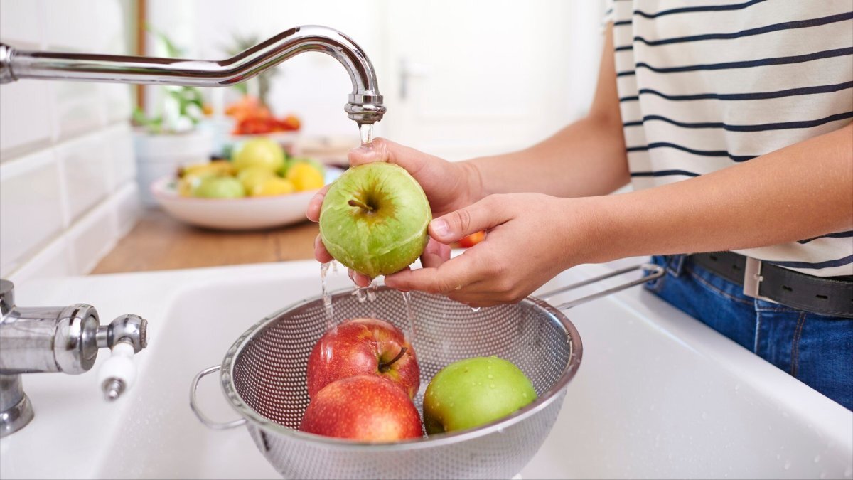 Lavi la frutta in modo corretto? Scopri gli errori che danneggiano la tua salute