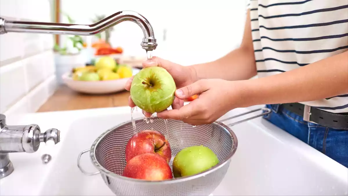 Lavi la frutta in modo corretto? Scopri gli errori che danneggiano la tua salute