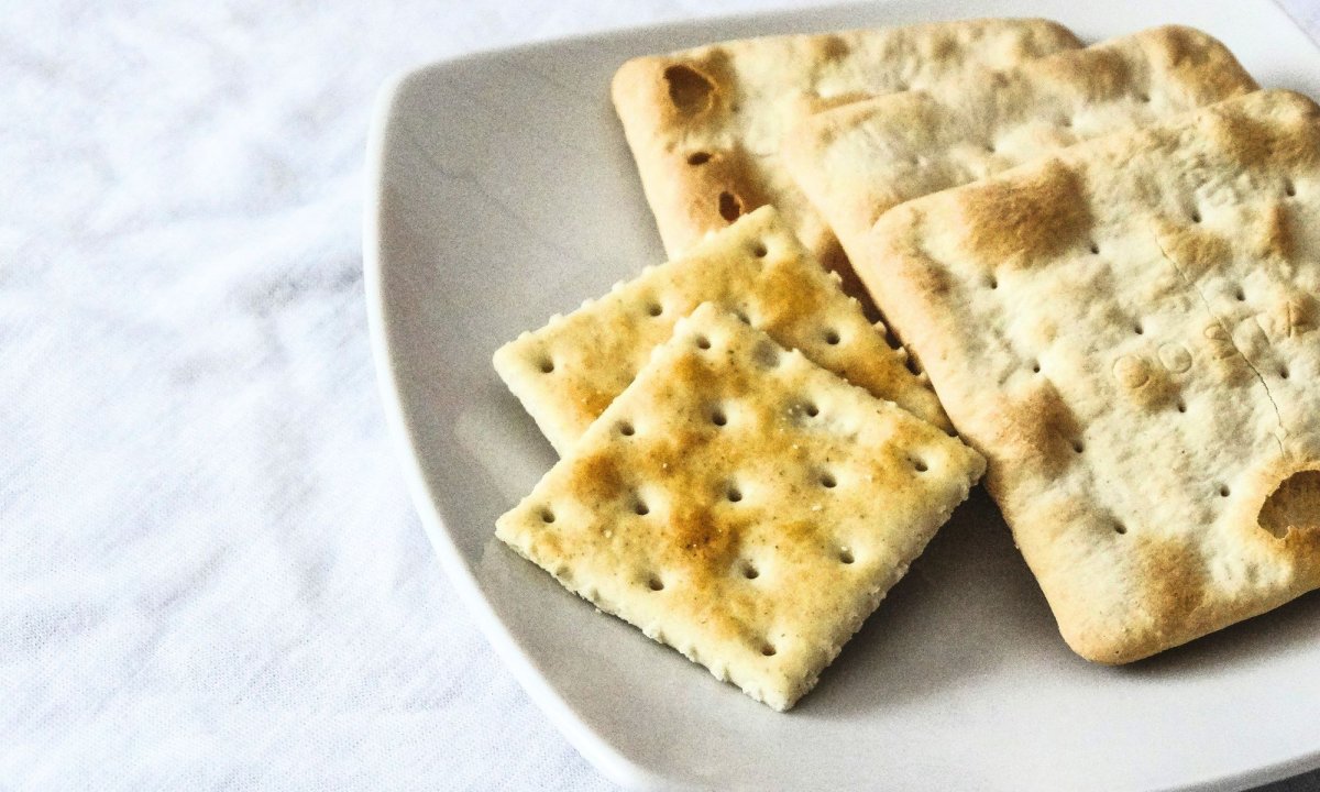 Perché i cracker hanno i buchetti? La vera ragione svelata