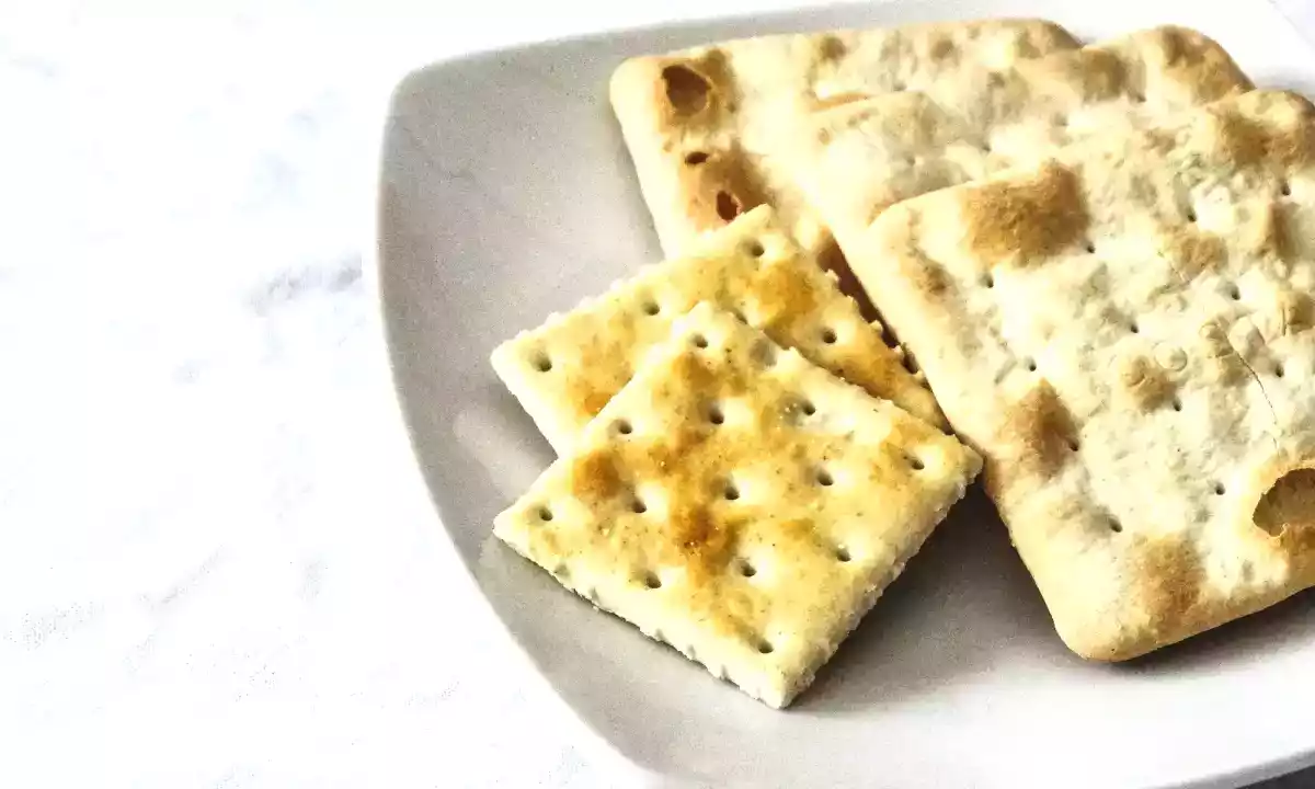 Perché i cracker hanno i buchetti? La vera ragione svelata