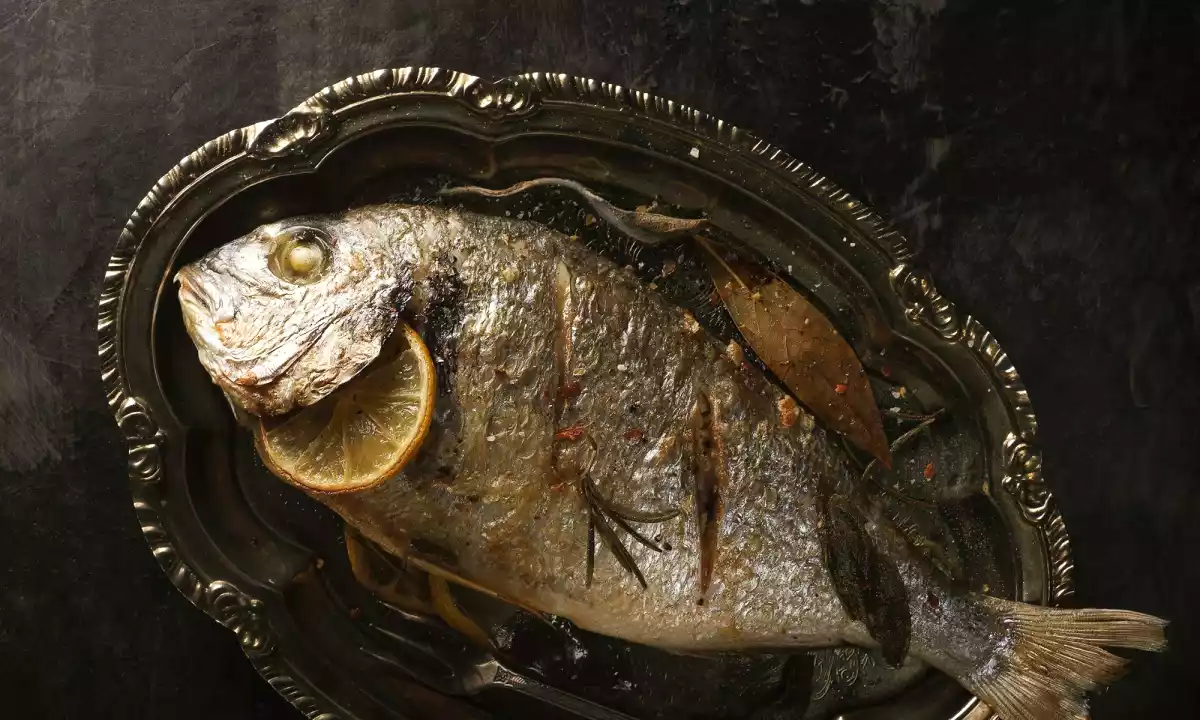 Il trucco del limone che cambia il sapore del pesce