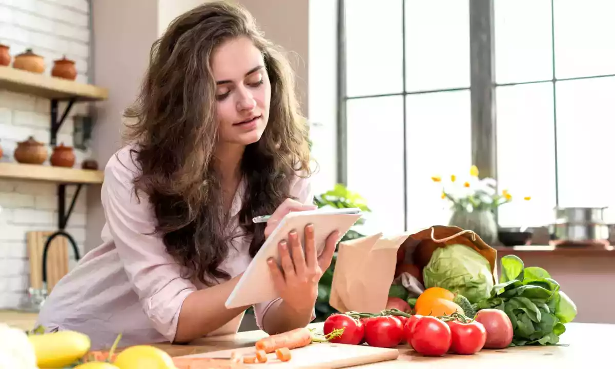 Cibi che ti aiutano a sudare di meno (e quali evitare subito!)