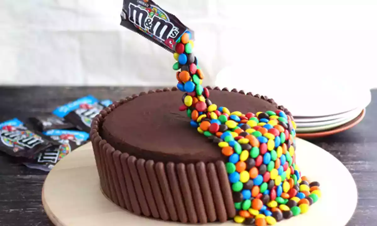 Gravity Cake: l’illusione dolce che conquista social e pasticceri