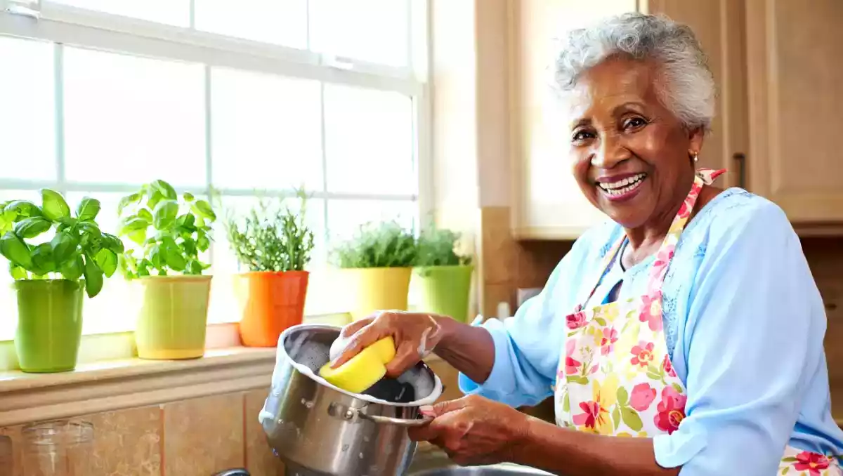 Il trucco della nonna per far brillare le padelle con un solo ingrediente (E ce l’hai già in casa!)