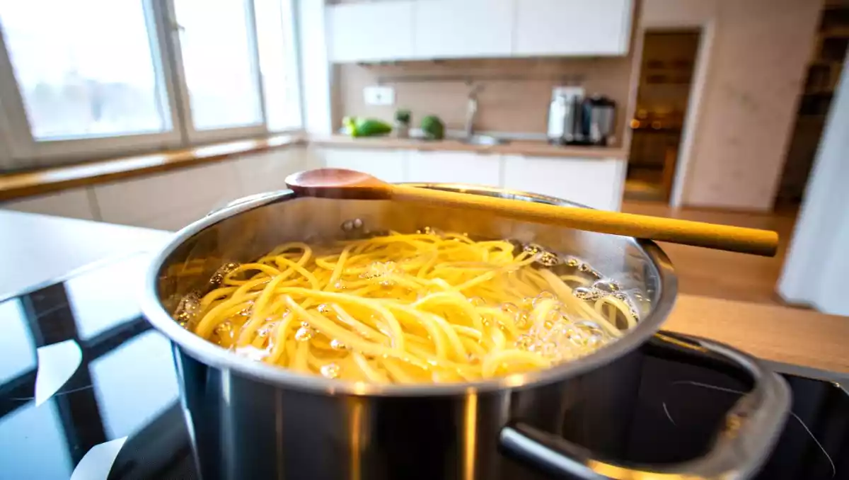 Perché mettere un cucchiaio di legno sopra la pentola per la pasta funziona veramente