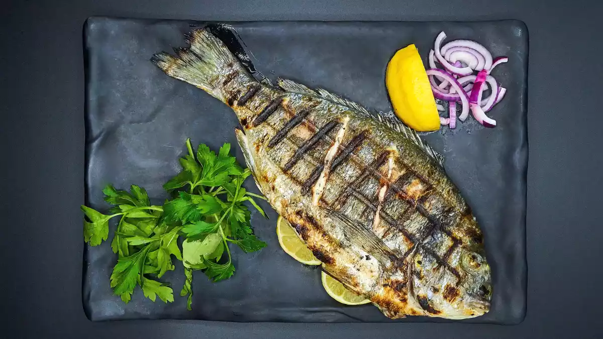 I trucchi per non far attaccare il pesce alla griglia che tutti dovrebbero conoscere