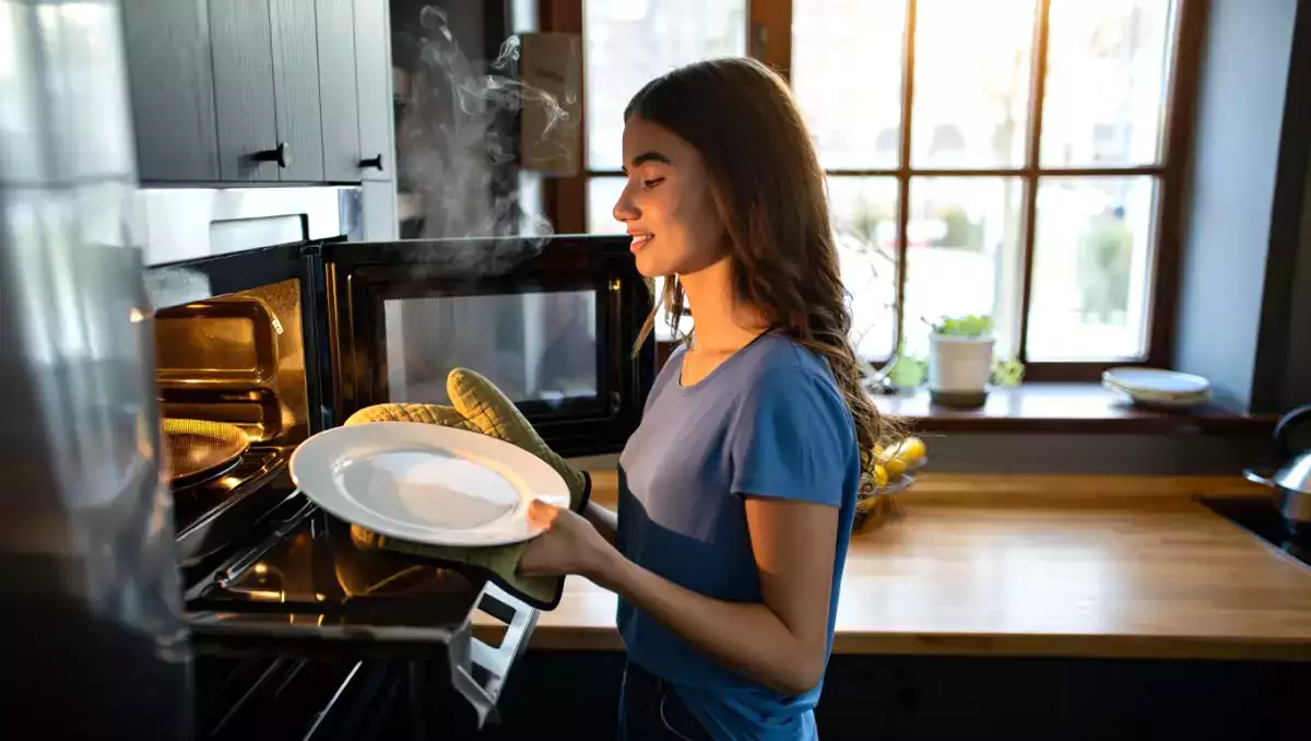 Come usare il microonde per dimezzare i tempi di preparazione? Consigli che cambieranno il vostro modo di cucinare ogni giorno