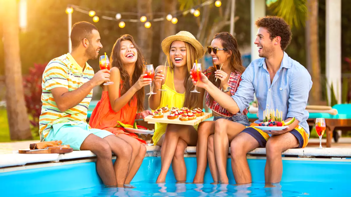 15 idee fresche e sfiziose per un buffet perfetto a bordo piscina (che tutti vorranno copiare)