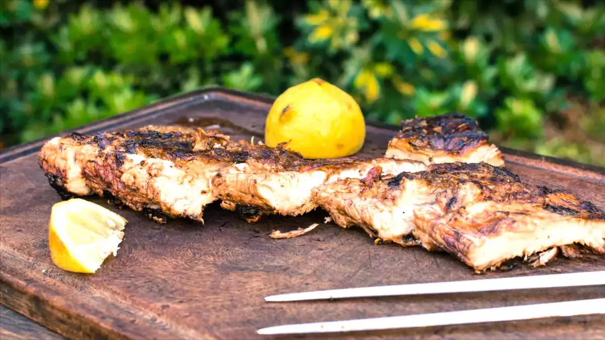 Mai più barbecue con le mosche. Il trucco del limone è infallibile e insaporisce la carne!