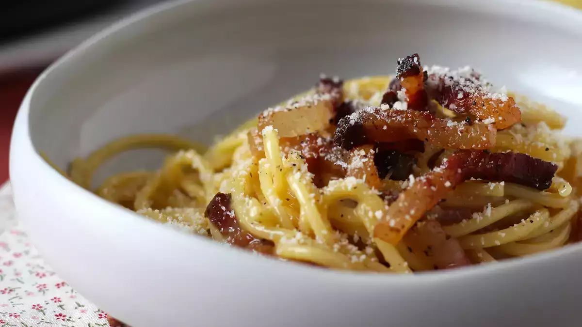 Sapete perché il guanciale non è uguale alla pancetta nella carbonara?